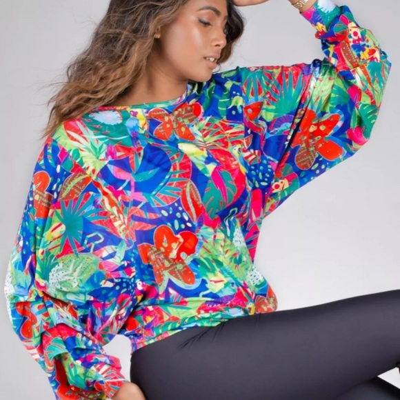 Exotica Athletica Tops - BNWT Exotica Athletica Abstract Parrot Batwing Top